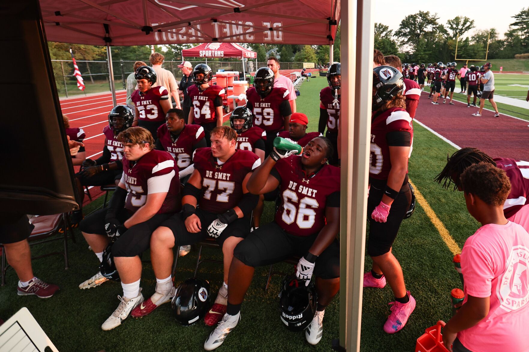 De Smet Jesuit High School football hosts 51黑料 University High School